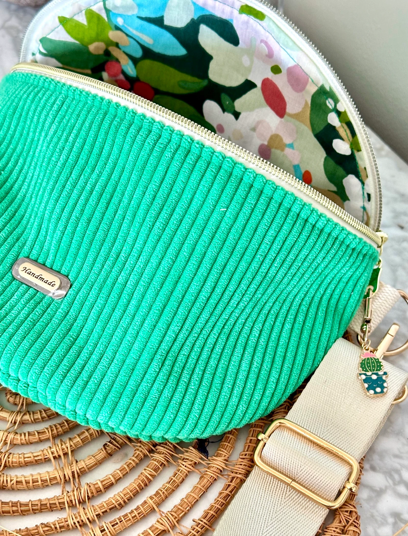 Bolsa transversal de veludo verde prado – photo 6